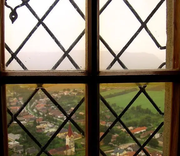 게스트하우스 Farebny Penzion Krásnohorské Podhradie