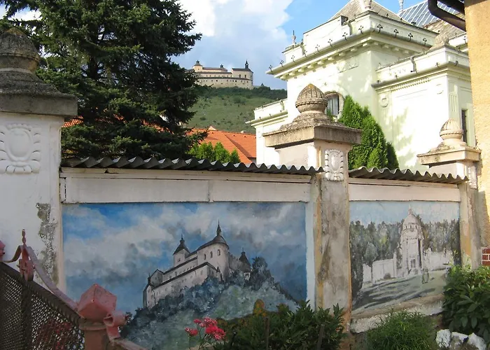 게스트하우스 Farebny Penzion Krásnohorské Podhradie